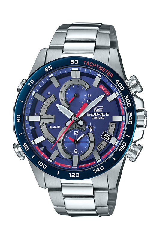 ブルー蒸着の文字板やレッドの指針＆ベゼル内側といったカラーリングでトロ・ロッソのF1マシンを表現。ケース＆ベゼルにステンレスとアルミを使い、ステンレス製のバンドはワンプッシュ3つ折れ式中留となる。重量は146g