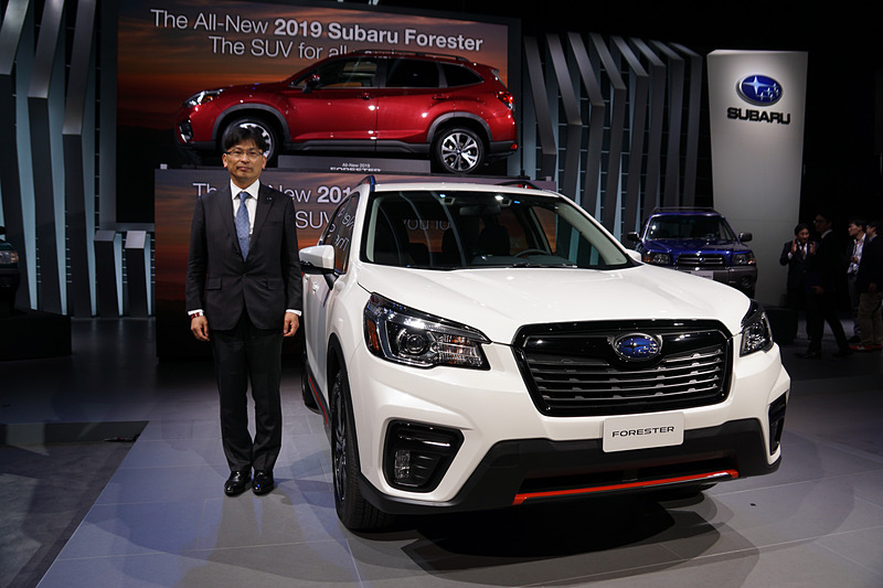 第5世代となる新型「フォレスター」（北米仕様）と株式会社スバル 商品企画本部 プロダクトゼネラルマネージャー 布目智之氏