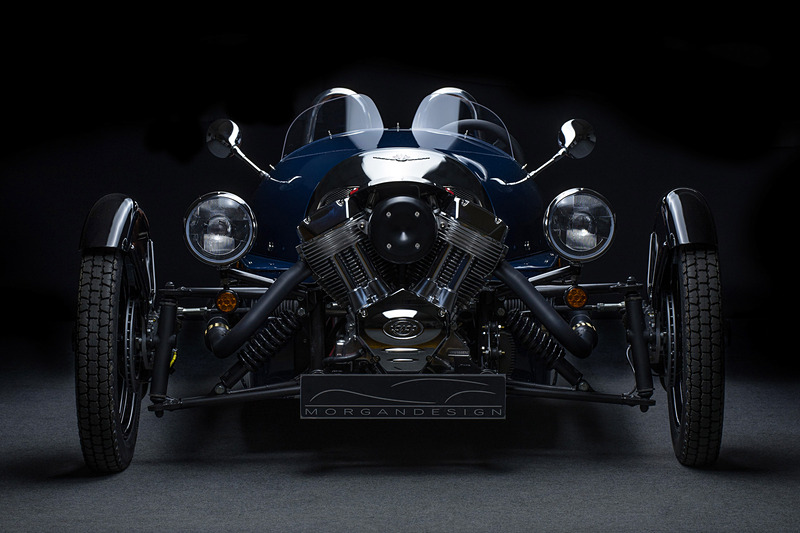 最高出力51kw（69PS）/5200rpmを発生するS＆S製のV型2気筒 2.0リッターエンジンを搭載。0-100km/h加速は7.0秒、最高速は185km/hとなる