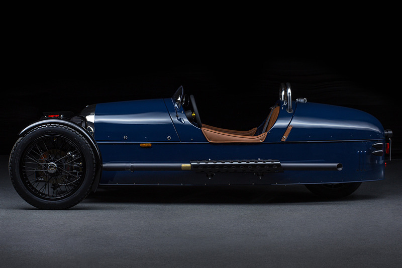 サスペンション形式はフロントがダブルウィッシュボーン式、リアがカンチレバー式となる