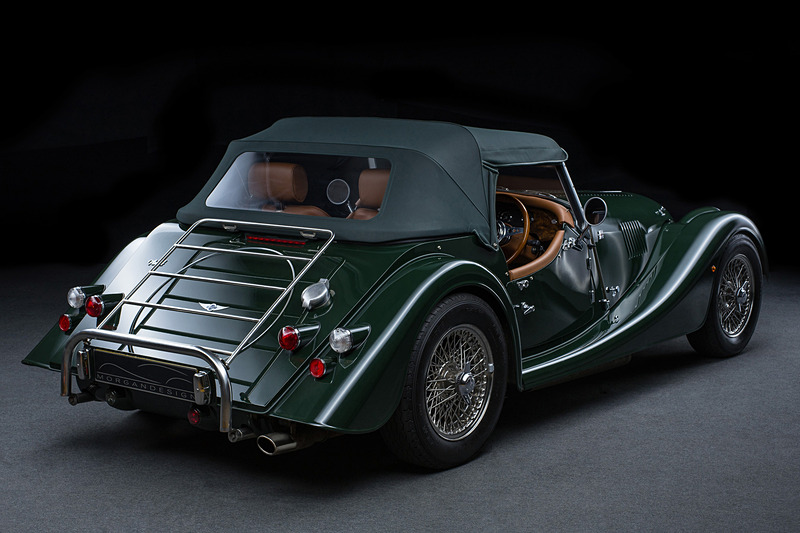 ロングノーズ・ショートデッキのトラッドスタイルなボディを持つ4/4。アルミ製ボディパネルを使うことで乾燥重量は795kgとなっている