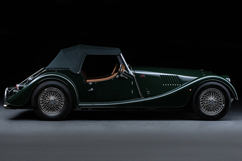 サスペンション形式はフロントが独立スライディング・ピラー式、リアがリジット・アクスル式となる