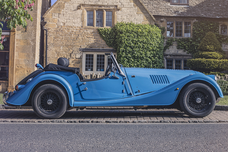 4/4よりも90mm広い1720mmの全幅と156PSを発生する2.0リッターエンジンによってドライバーに“純粋な走る歓び”を提供