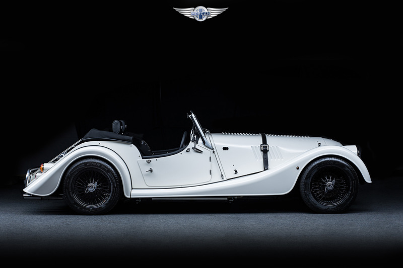 乾燥重量950kgという軽量ボディに284PSを発生するV型6気筒 3.7リッターエンジンを搭載し、パワーウェイトレシオは約3.3kg/PSを実現