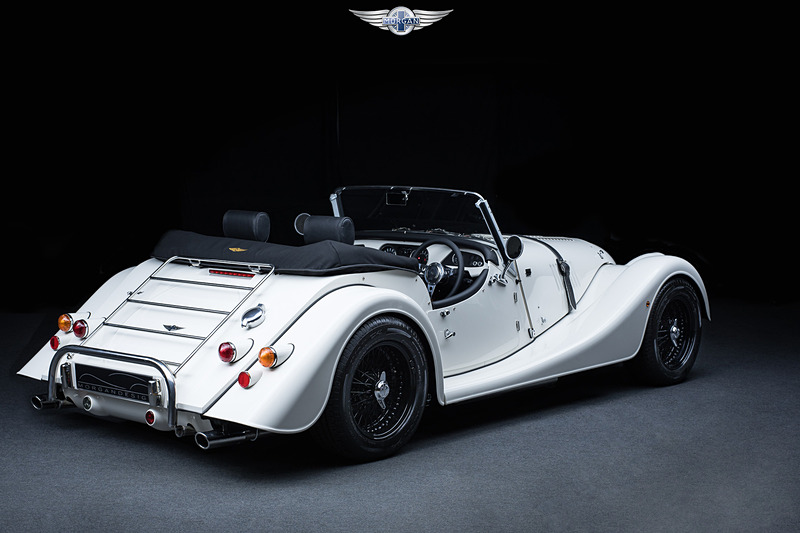 乾燥重量950kgという軽量ボディに284PSを発生するV型6気筒 3.7リッターエンジンを搭載し、パワーウェイトレシオは約3.3kg/PSを実現