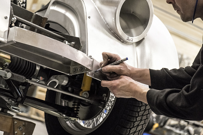 英国 ウスターシャーにあるモーガン・モーター・カンパニーの製造工場。アッシュ材、アルミ、レザーといった素材を使い、1台1台がハンドメイドで組み上げられている