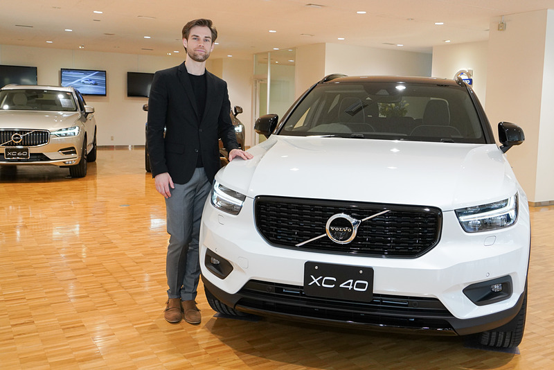 新型「XC40」と、エクステリアデザインを統括したボルボ・カー・グループ エクステリアデザイン部門 バイスプレジデントのマクシミリアン・ミッソーニ氏