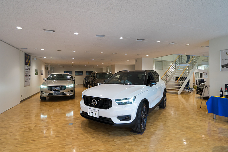 ボルボ・カー 虎ノ門のショールーム。中央がXC40