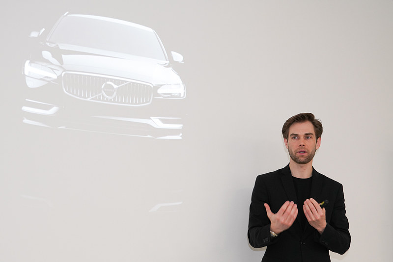 ボルボデザインセミナーで解説をするミッソーニ氏