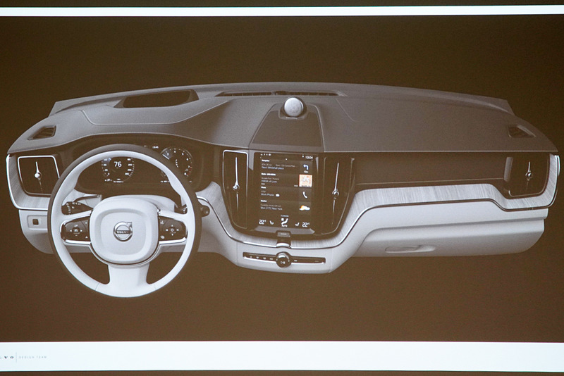 XC60のダッシュボード。パネルに流木があしらわれた。縦長の吹き出し口がボルボをイメージづける