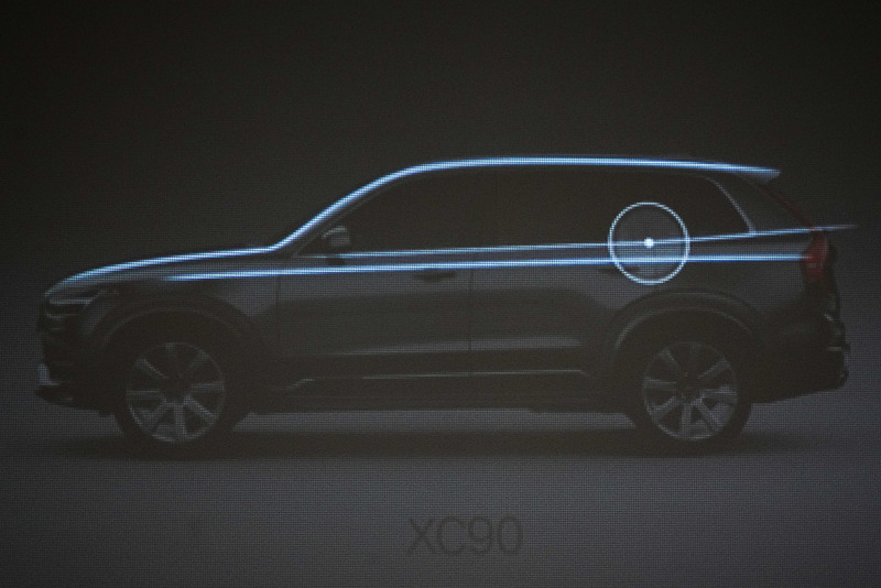 XC90。ラゲッジルーム窓部分の角度が緩やか。ラインの終点がどこまでも後ろに伸びていくイメージ