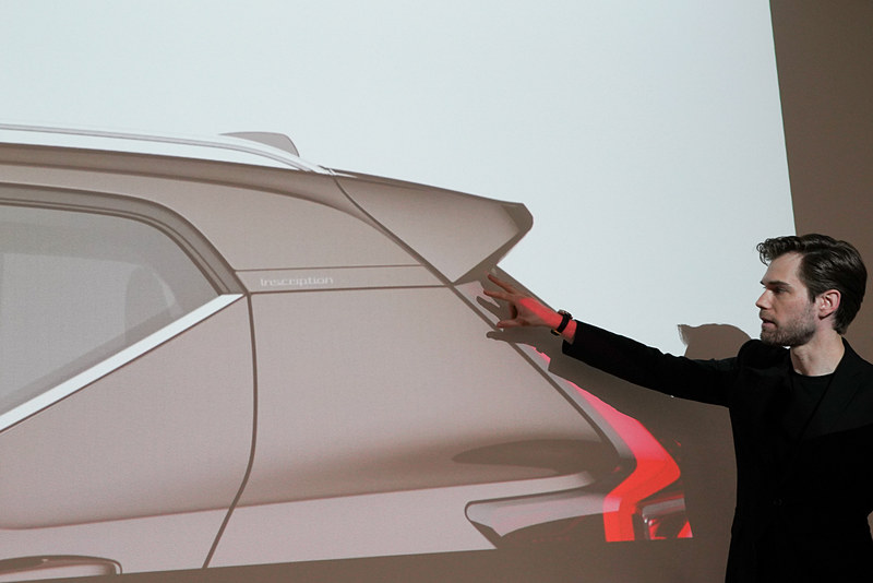 部分的にクロームがあしらわれる