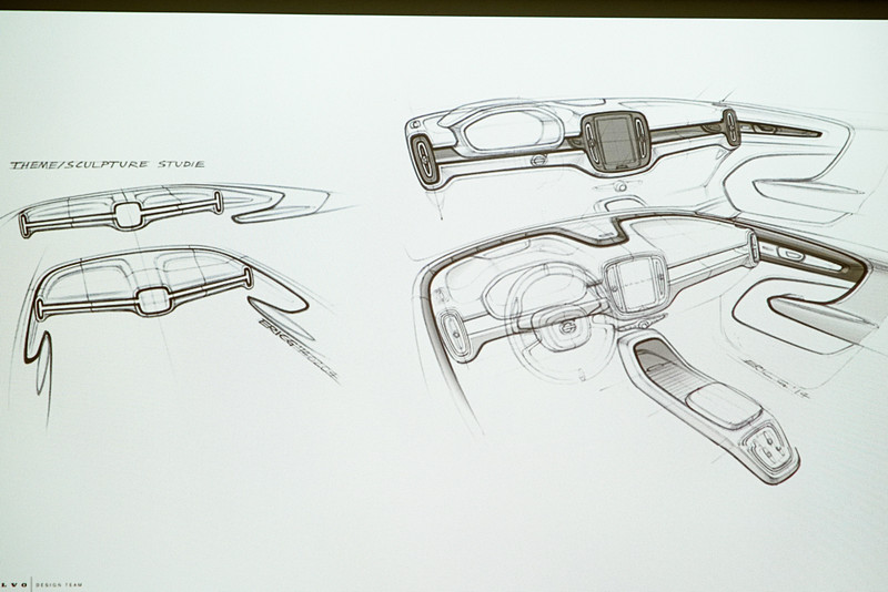 XC40のインテリアテーマ。スカルプチャースタディスケッチ。吹き出し口とセンターディスプレイの3つの島で表現している