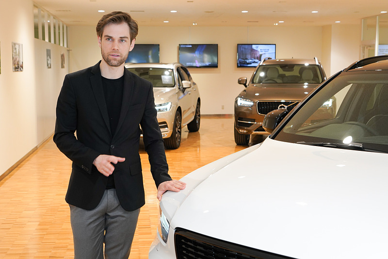 車両を用いてデザインを解説するミッソーニ氏