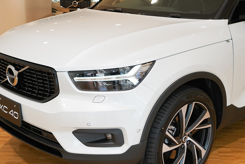 直線のボンネットラインに鋭角のヘッドライトユニットが交わるデザインは、製造面から考えると難しい部分と解説