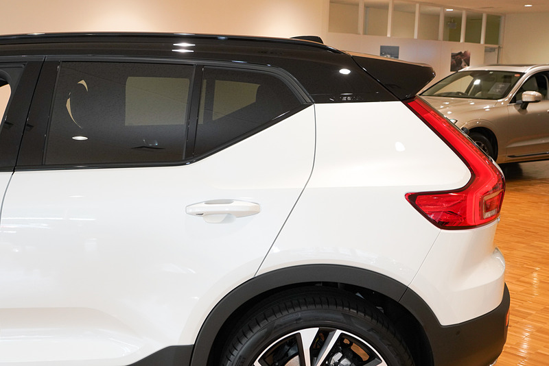 リアドア上部からラゲッジルームへの上昇するデザインでXC40を特徴付けている