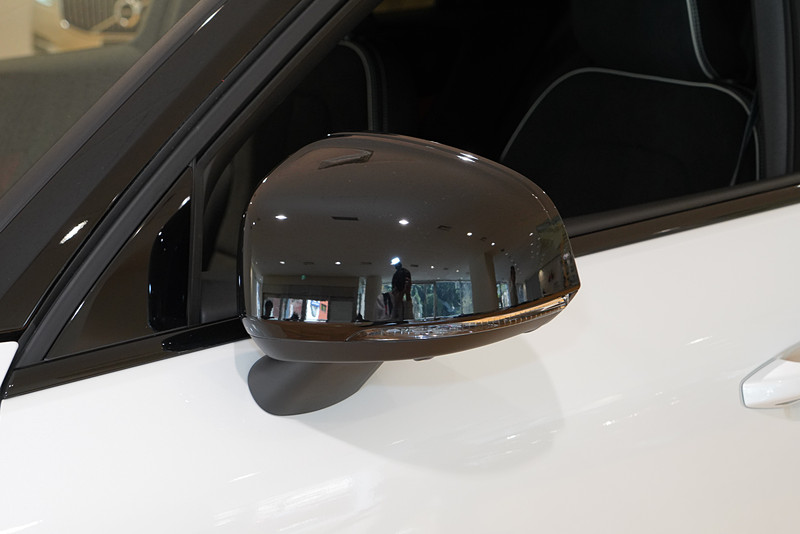 ドアミラーに、LEDウインカーが埋め込まれる