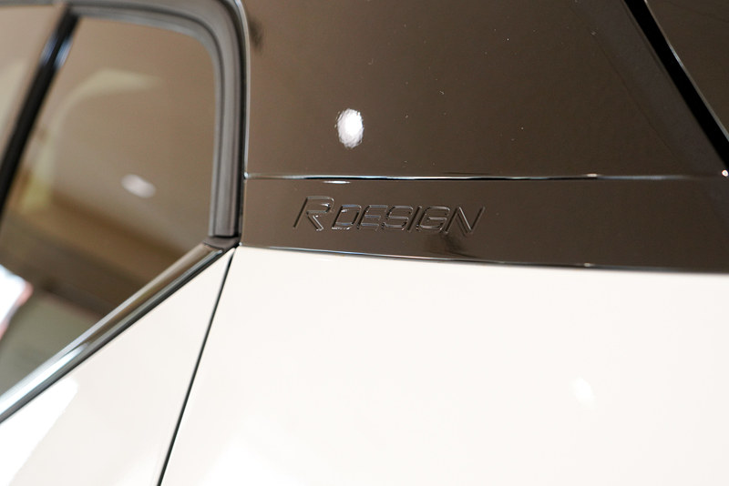 リアのピラーに「R-Design」のロゴ