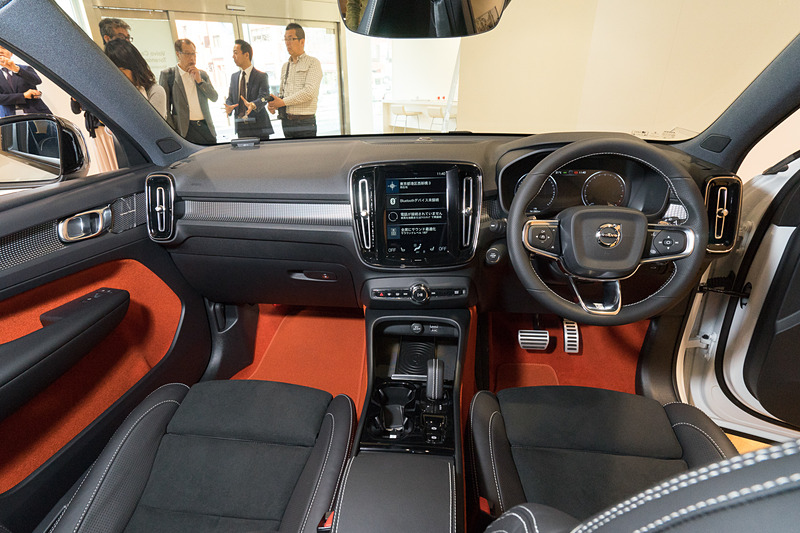 インパネまわり。オレンジ色のフロアカーペット＆ドアトリムはR-Designモデルにオプション設定