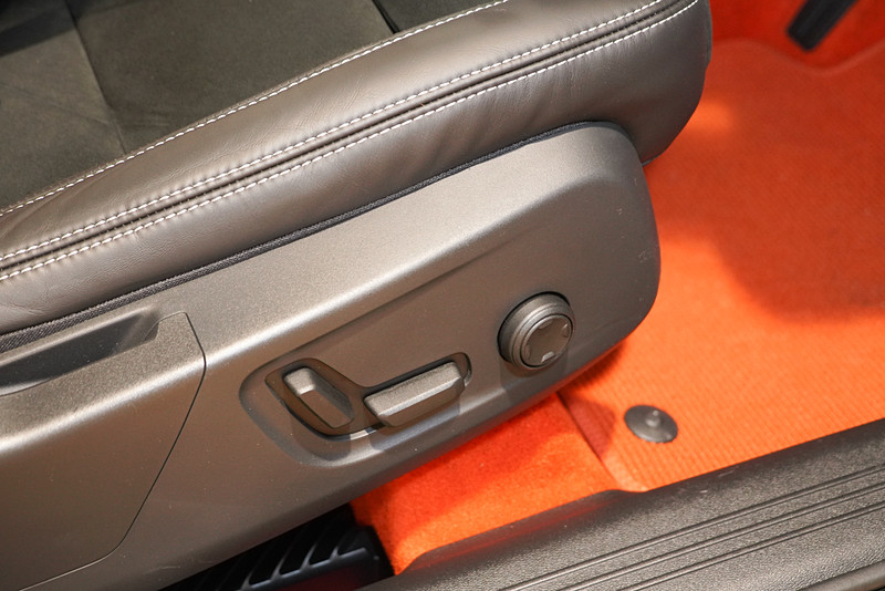 シート操作は電動