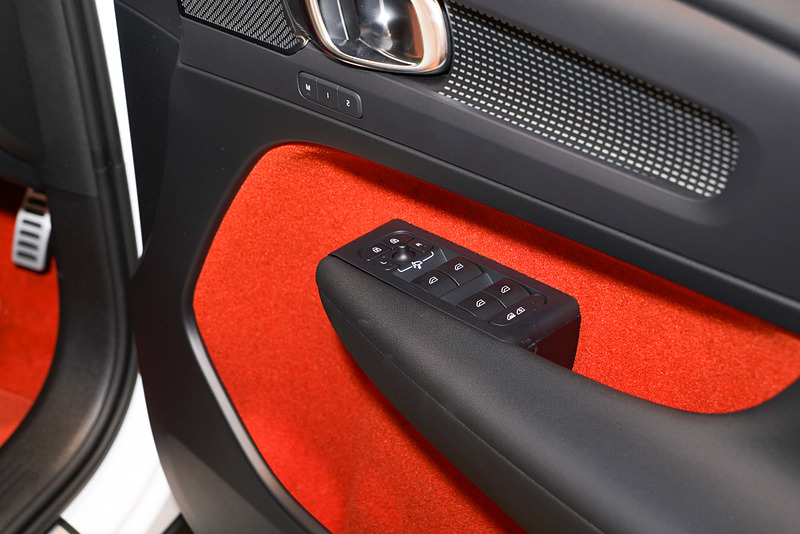 フロントドア内側。フェルト地が貼られた大きめのポケットと、オートウィンドウのスイッチ