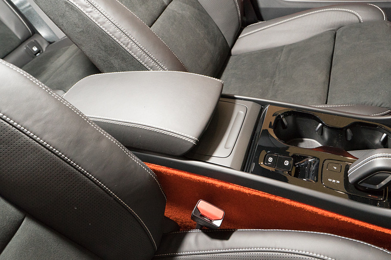 センターアームレスト下に広い収納スペース。前方はリッド付きのダストボックスとなり、ダストボックス部分は取り外しも可能