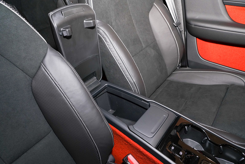 センターアームレスト下に広い収納スペース。前方はリッド付きのダストボックスとなり、ダストボックス部分は取り外しも可能