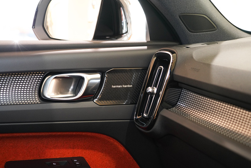 harman/kardonプレミアムサウンド・オーディオシステムは、Inscription以外のグレードにオプション設定。ベーシックなT4には設定されない。フロントドアにトゥイーターを装着