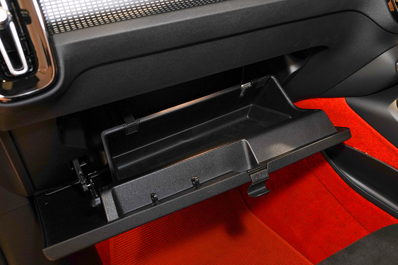 グローブボックス。フックを出すこともできる