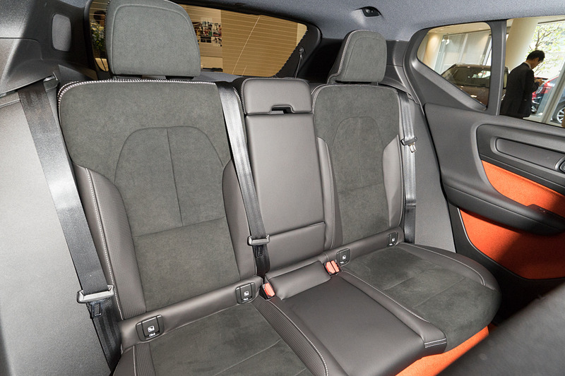 リアシート。3人がけの設定