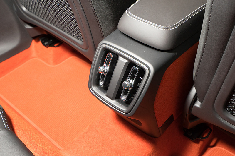 リアにエアコン吹き出し口。2ゾーン・フルオートマチック・エアコンはベースとなるT4以外に標準装備