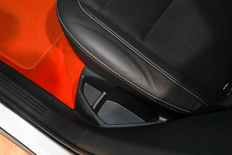 リアシート横にも収納スペースを付けるこだわり