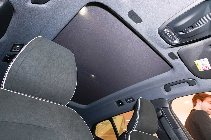 オプションのチルトアップ機構付電動パノラマ・ガラス・サンルーフが装備されていた