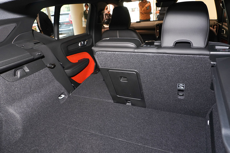 6：4分割のリアシートを前方に倒し、スペースを拡大できる