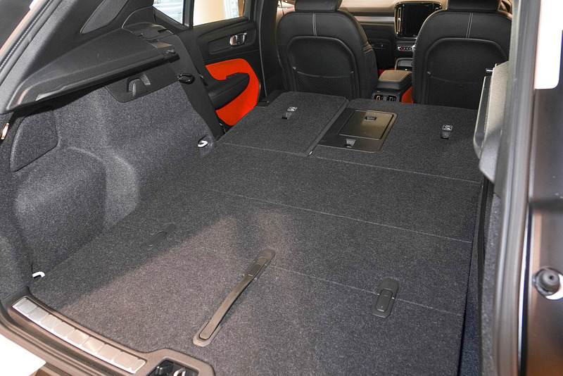 6：4分割のリアシートを前方に倒し、スペースを拡大できる