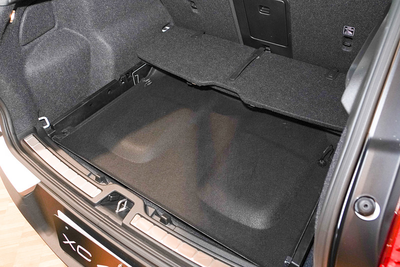 フロアパネル下のサブトランクにトノカバーを収納可能