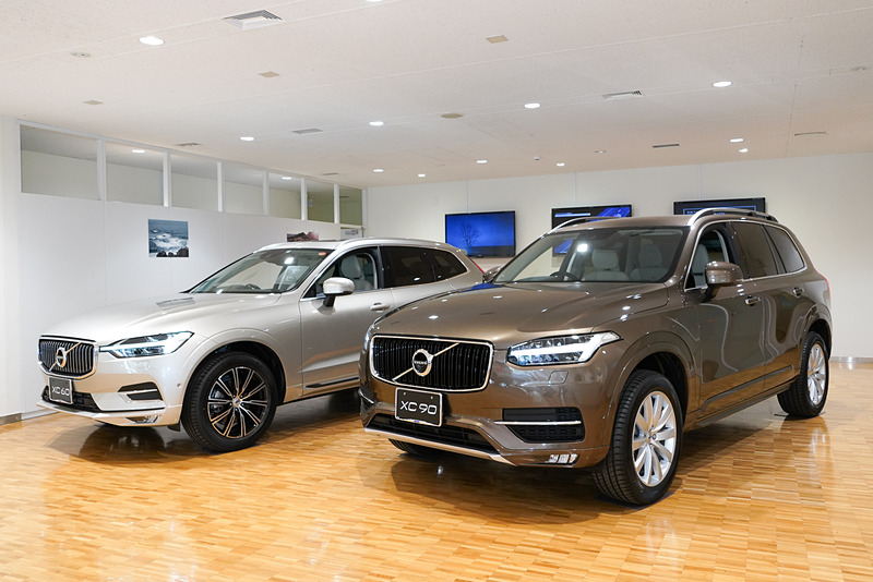 ショールーム奥に並ぶ、XC60（左）とXC90（右）
