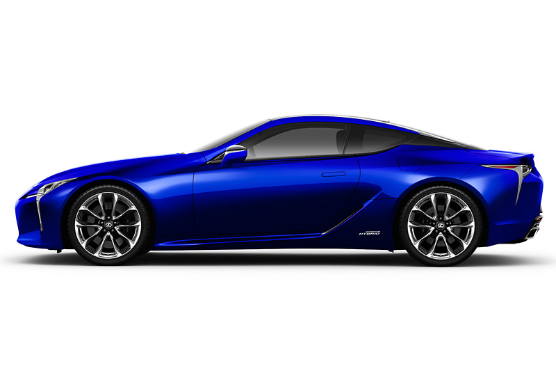 ボディカラーに新開発の「ストラクチュラルブルー」を採用したLC500h Structural Blue