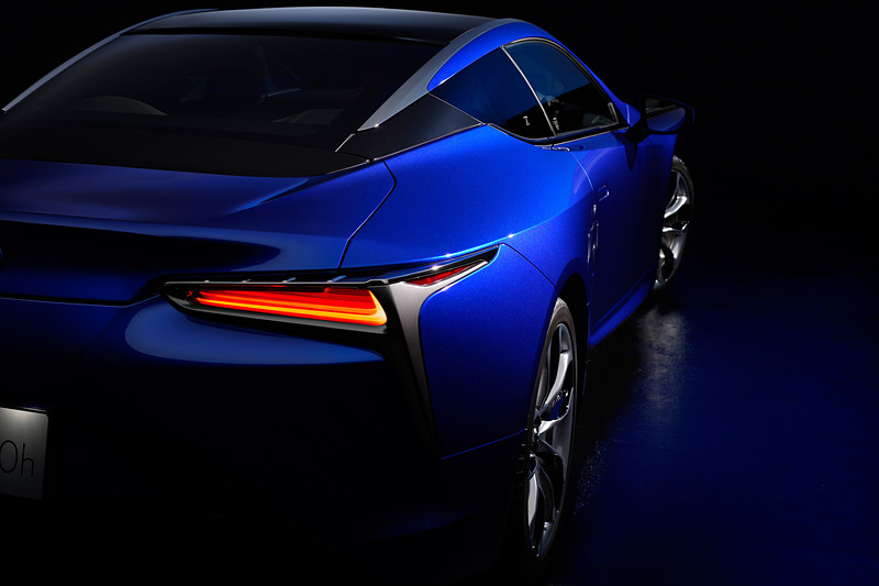 ボディカラーに新開発の「ストラクチュラルブルー」を採用したLC500h Structural Blue
