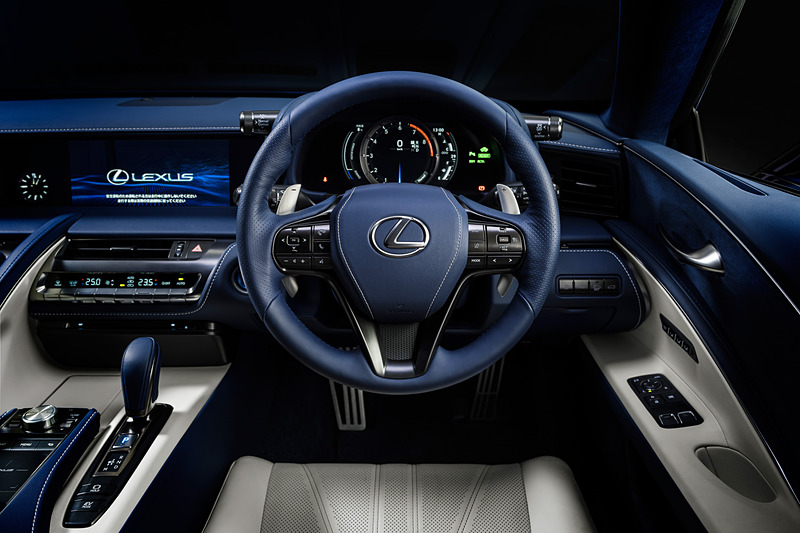 「カラーヘッドアップディスプレイ」や「ステアリングヒーター」を標準装備