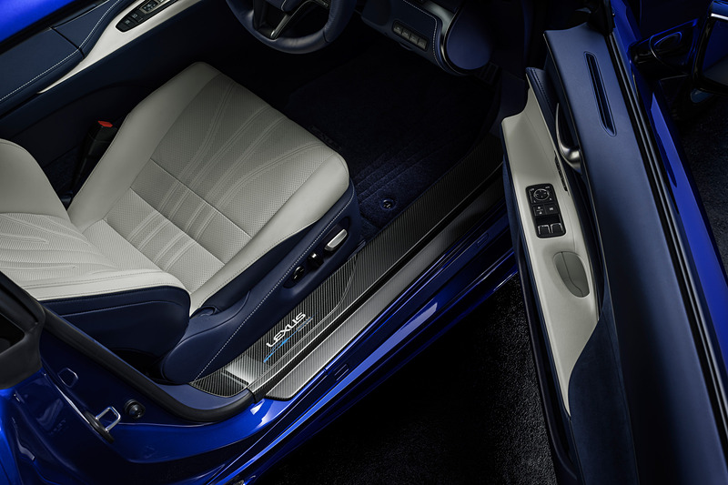 特別装備の専用スカッフプレート（CFRP製）