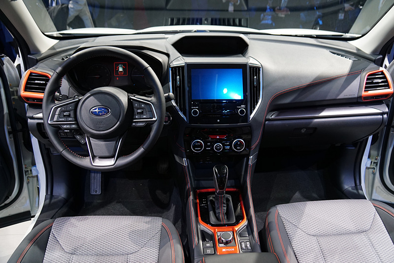 オレンジの差し色を機能部品のある場所に採用した