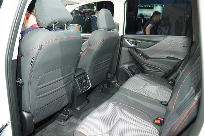 ドアトリムは肩から腕まで体と接する部分にソフトパッドを採用