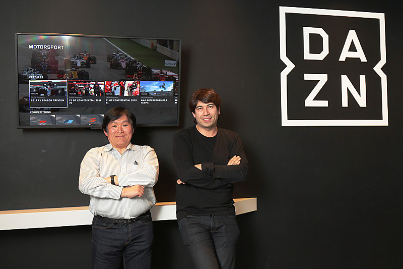 DAZNを訪問。この日の解説は小倉茂徳氏（左）、実況はサッシャ氏が担当した