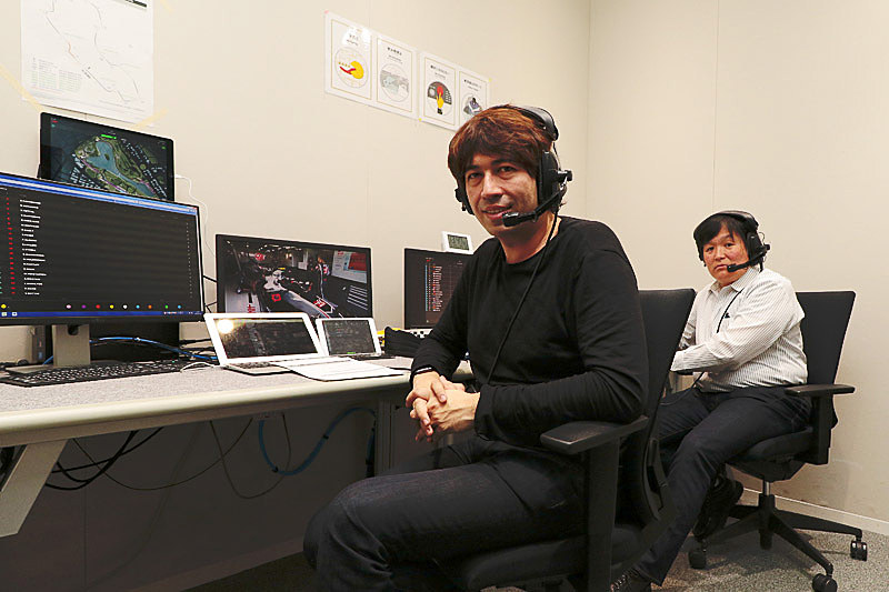 オーストラリアGP FP2開始直前のブースを撮影。手前がサッシャ氏、後方が小倉茂徳氏