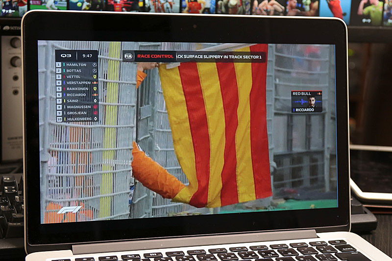 画面にオイル旗の映像が映ると「滑りやすくなっているという赤黄の旗が出てますね」と解説が入る/Formula 1（R）