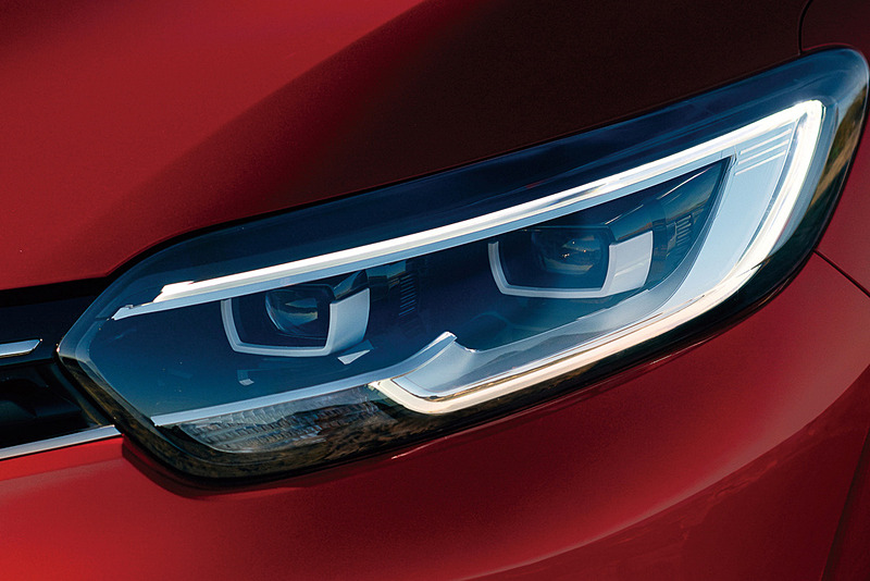 ヘッドライトユニットの外周部分に、ルノーモデルのデザインアイコンとして採用されている“Cシェイプ”のLEDデイタイムランニングを設定。ヘッドライトも「太陽光に近い光」でドライバーの夜間走行をサポートするフルLEDヘッドライトを搭載