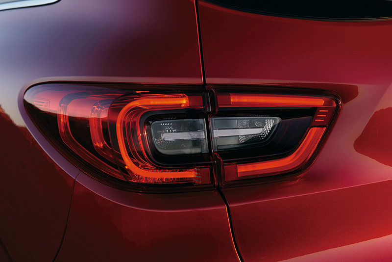 オーバル形状に発光するLEDリアコンビネーションランプを採用。リアフォグランプも標準装備する