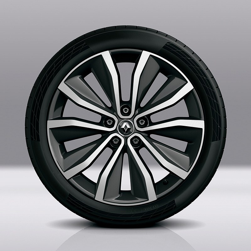 19インチのアロイホイールに、前後225/45 R19タイヤをセット