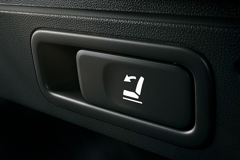 ラゲッジスペースの側面に、リアシートのシートバックを前方に倒す格納用ハンドルを設置